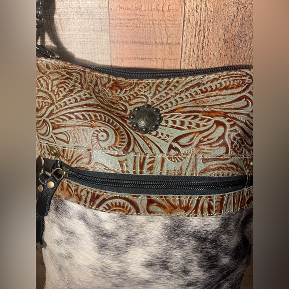 LIKE NEW MYRA Genuine Leather & Natural Cowhide On Shoulder/ Cross Body bag - Picture 2 of 7